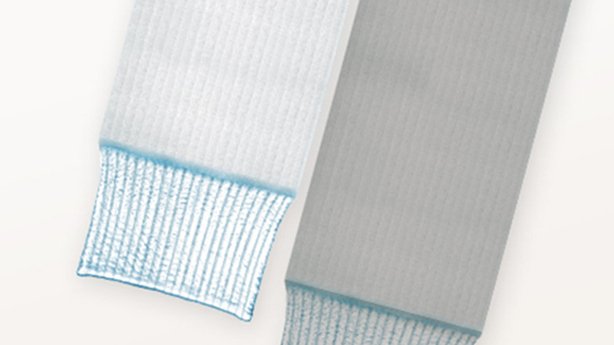 Un primer plano de una toalla a rayas azules y blancas