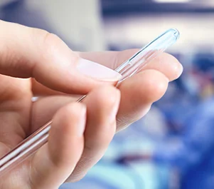 una persona che tiene in mano una penna