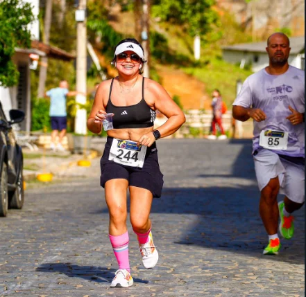 レースで走っている人