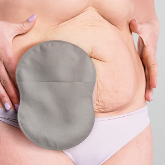 Un primer plano de una mujer usando una bolsa de ostomía en forma de 8 con Leak Defense™.