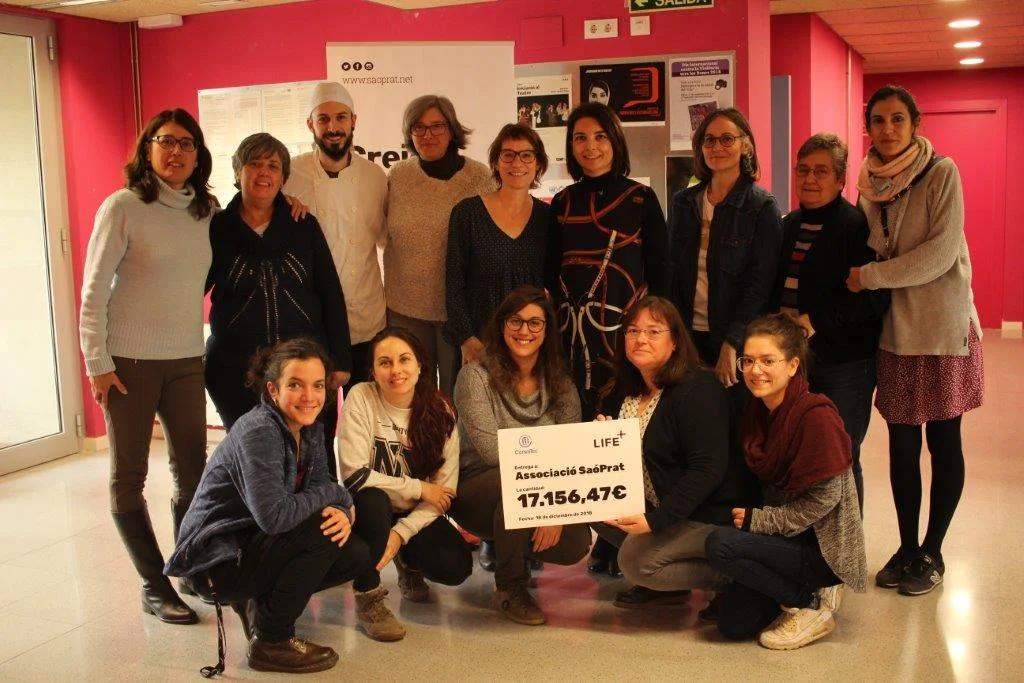 写真を撮るためにポーズをとる人々のグループ