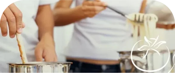 un primo piano di una persona che suona la batteria