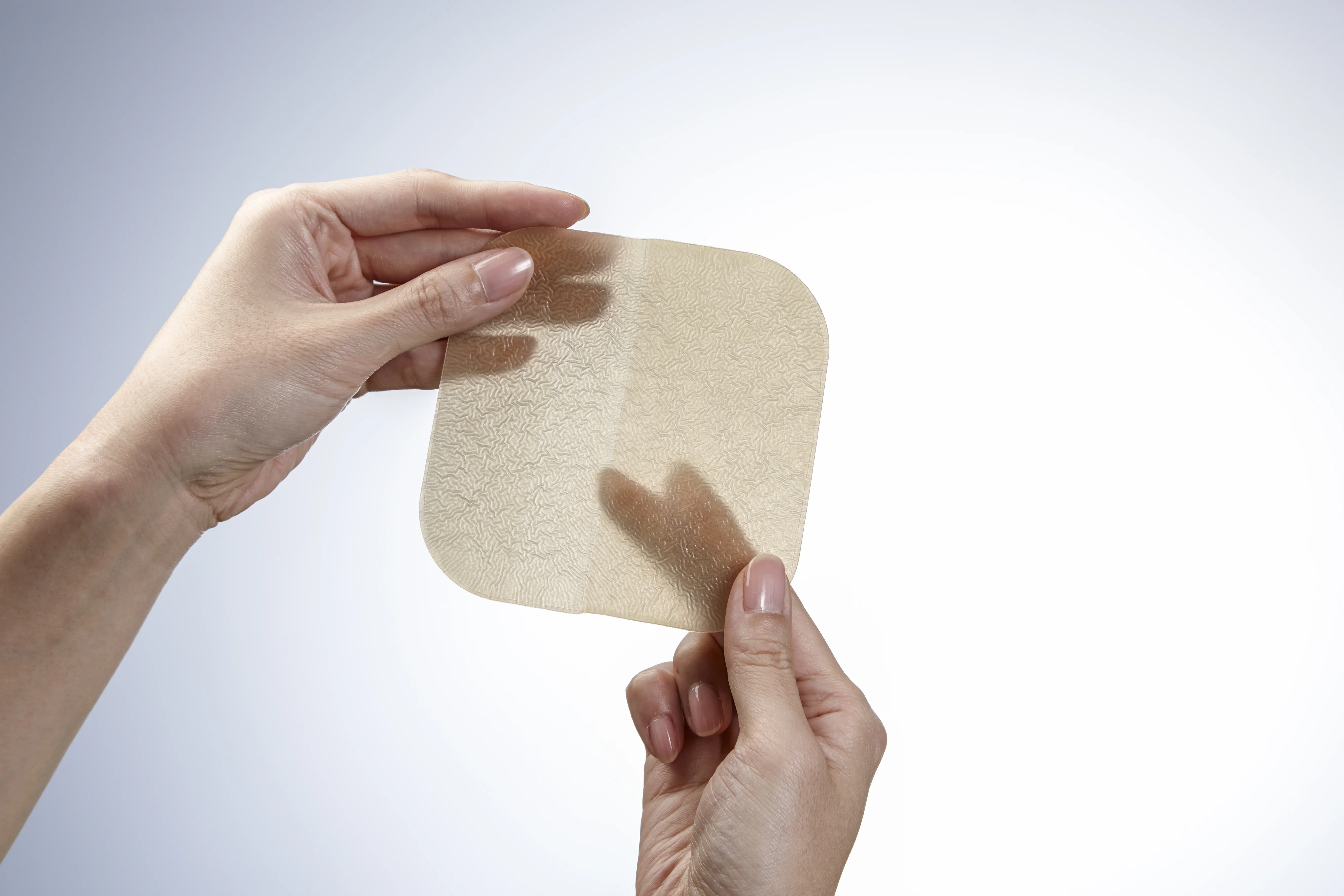 段ボールを持つ手