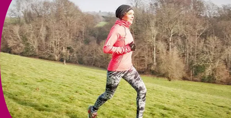 Muž bežiaci po trávnatom poli