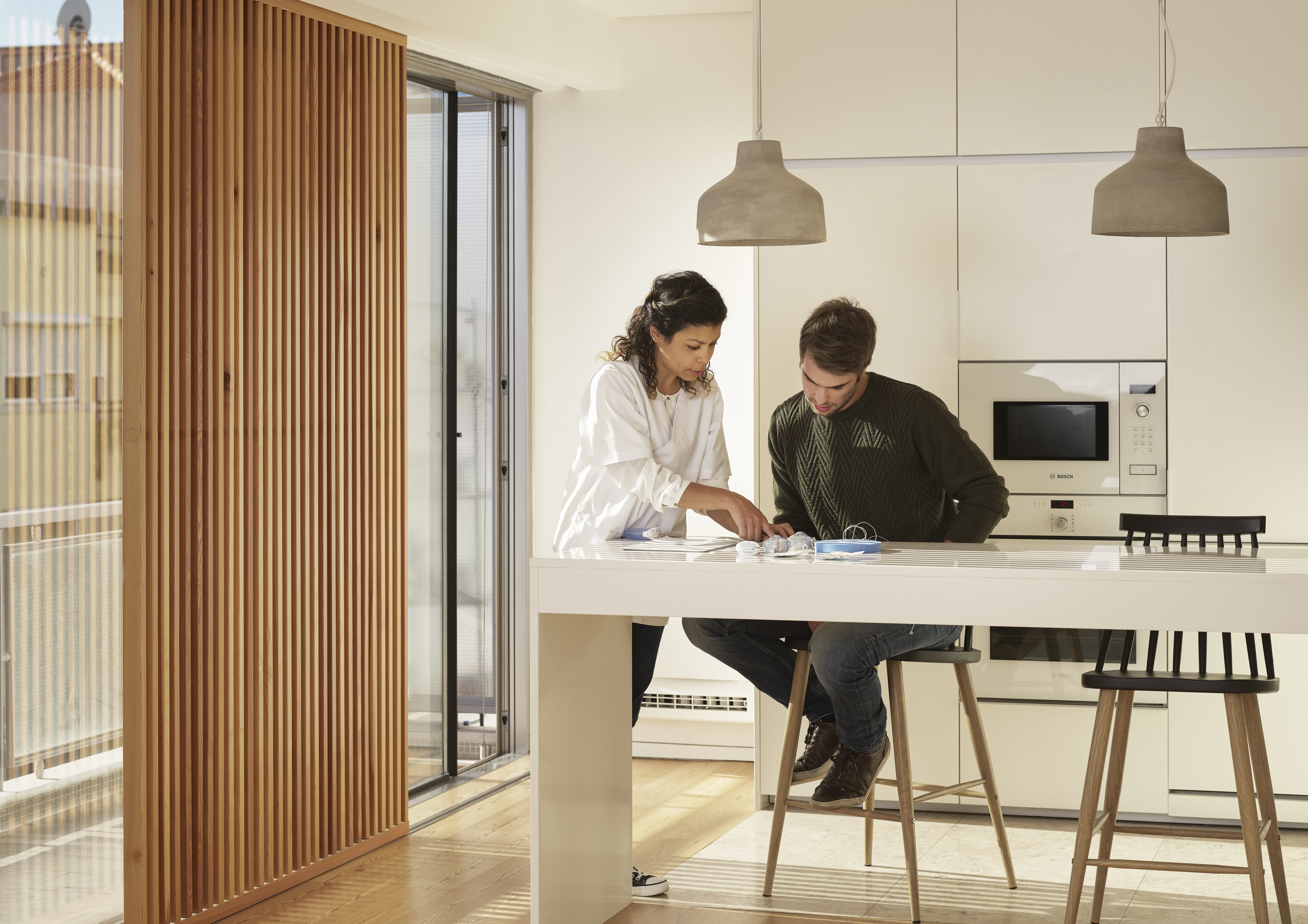 en mand og en kvinde sidder ved et bord