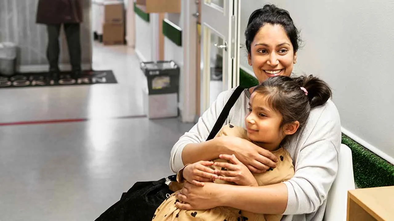 Eine Frau hält ein Kind im Arm