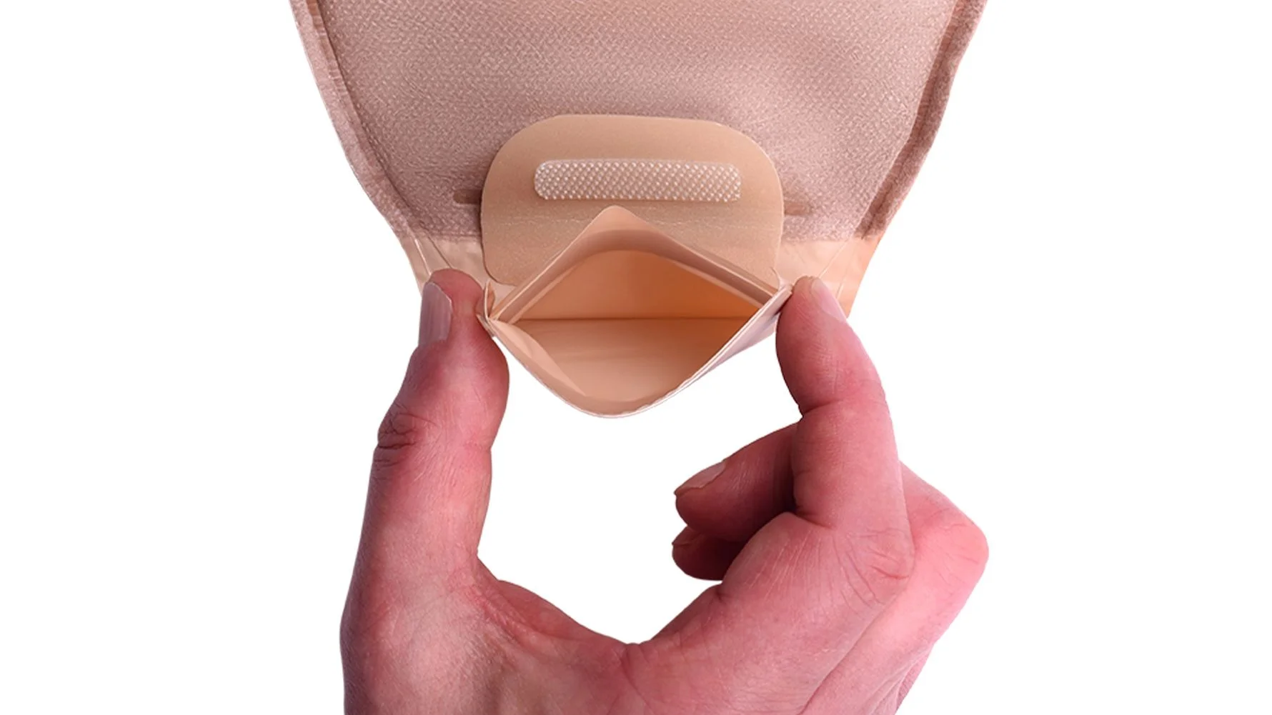 ręka trzymająca rolkę papieru toaletowego