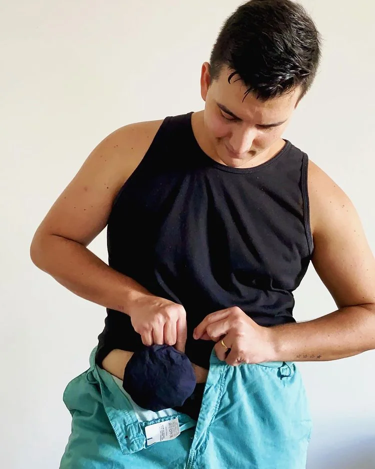 une personne tenant un sac