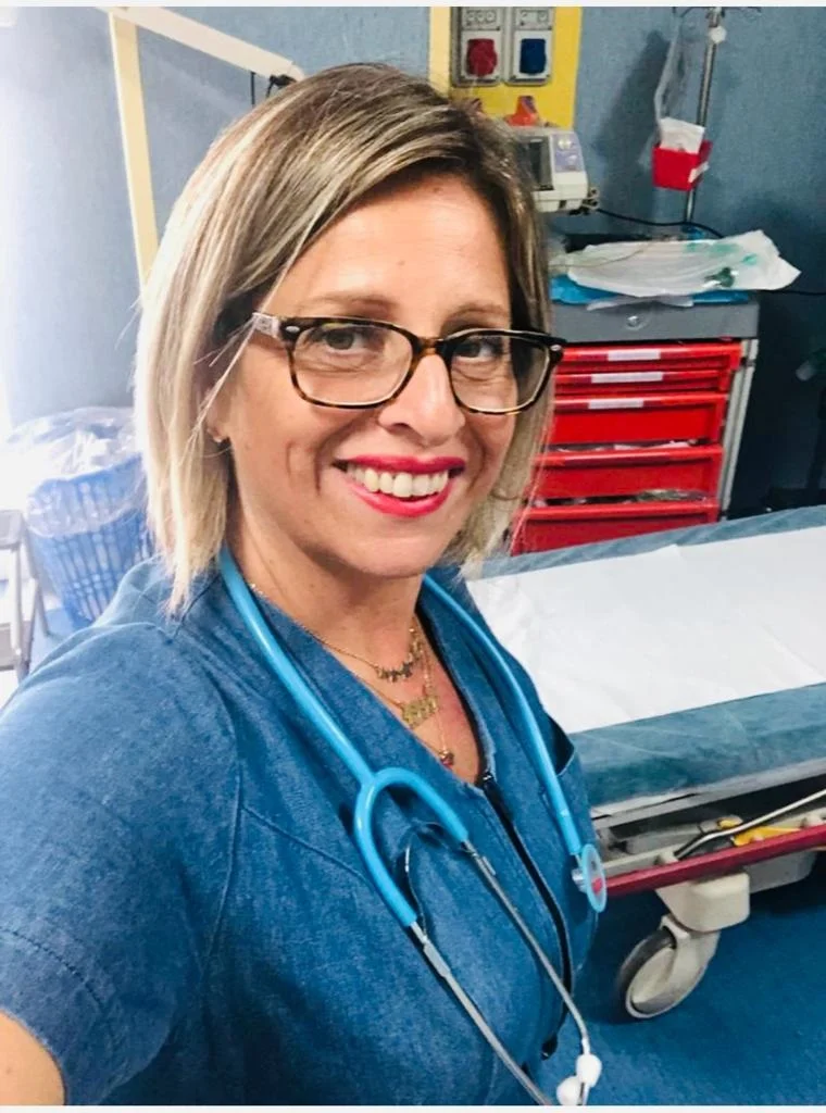 una donna che indossa gli occhiali