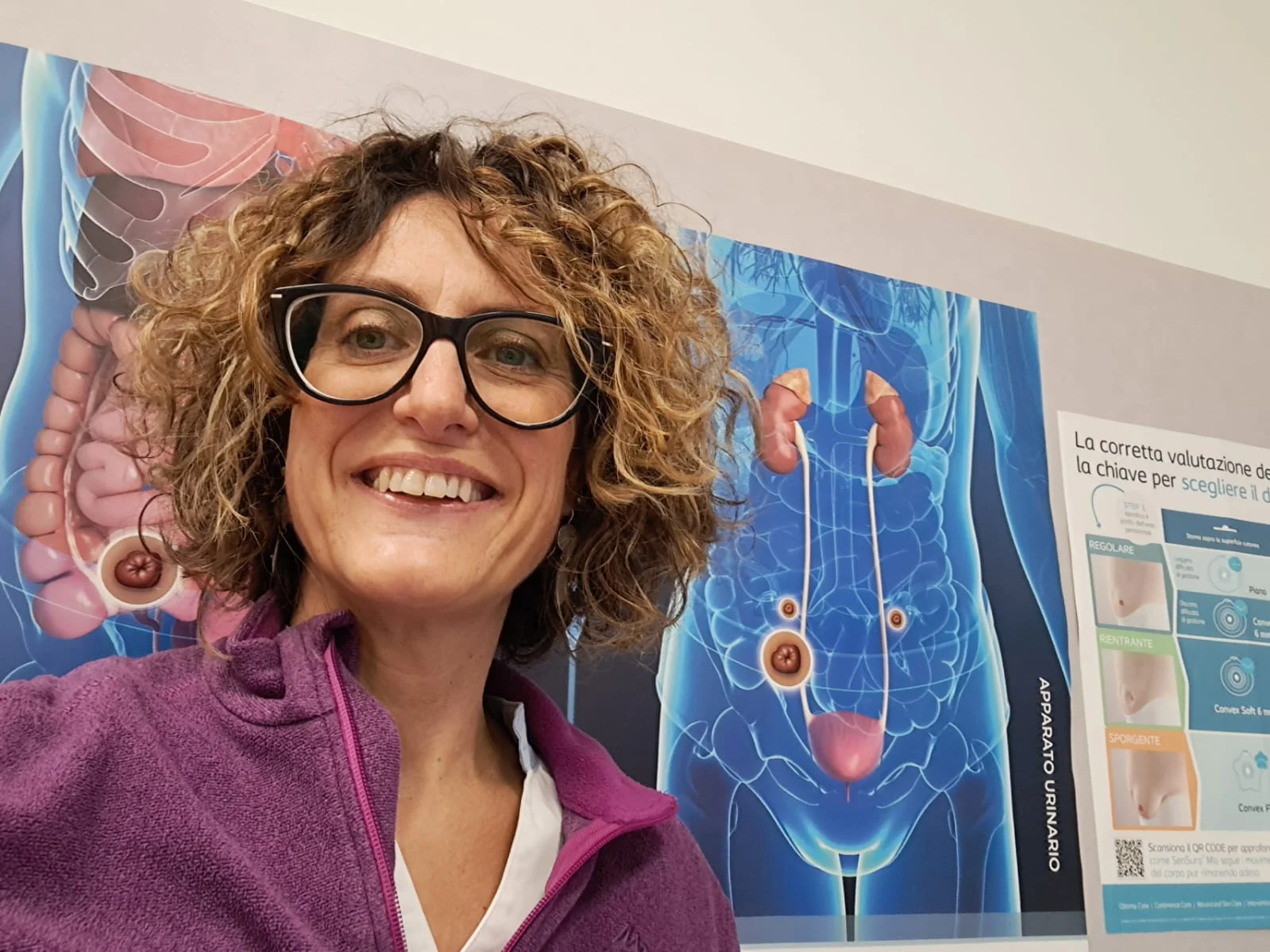 人形を抱く女性