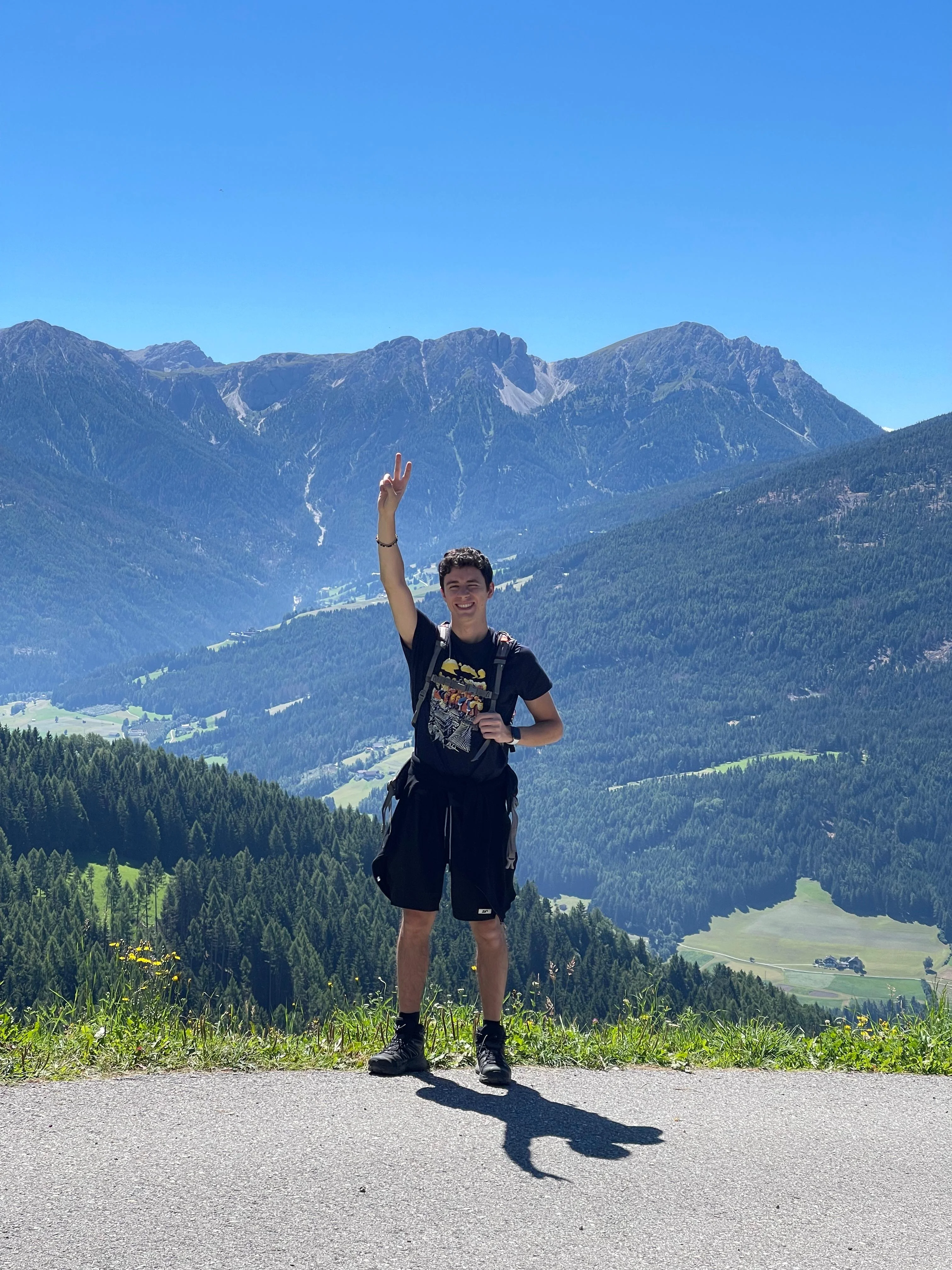 donna che indossa una sacca per stomia in un campo