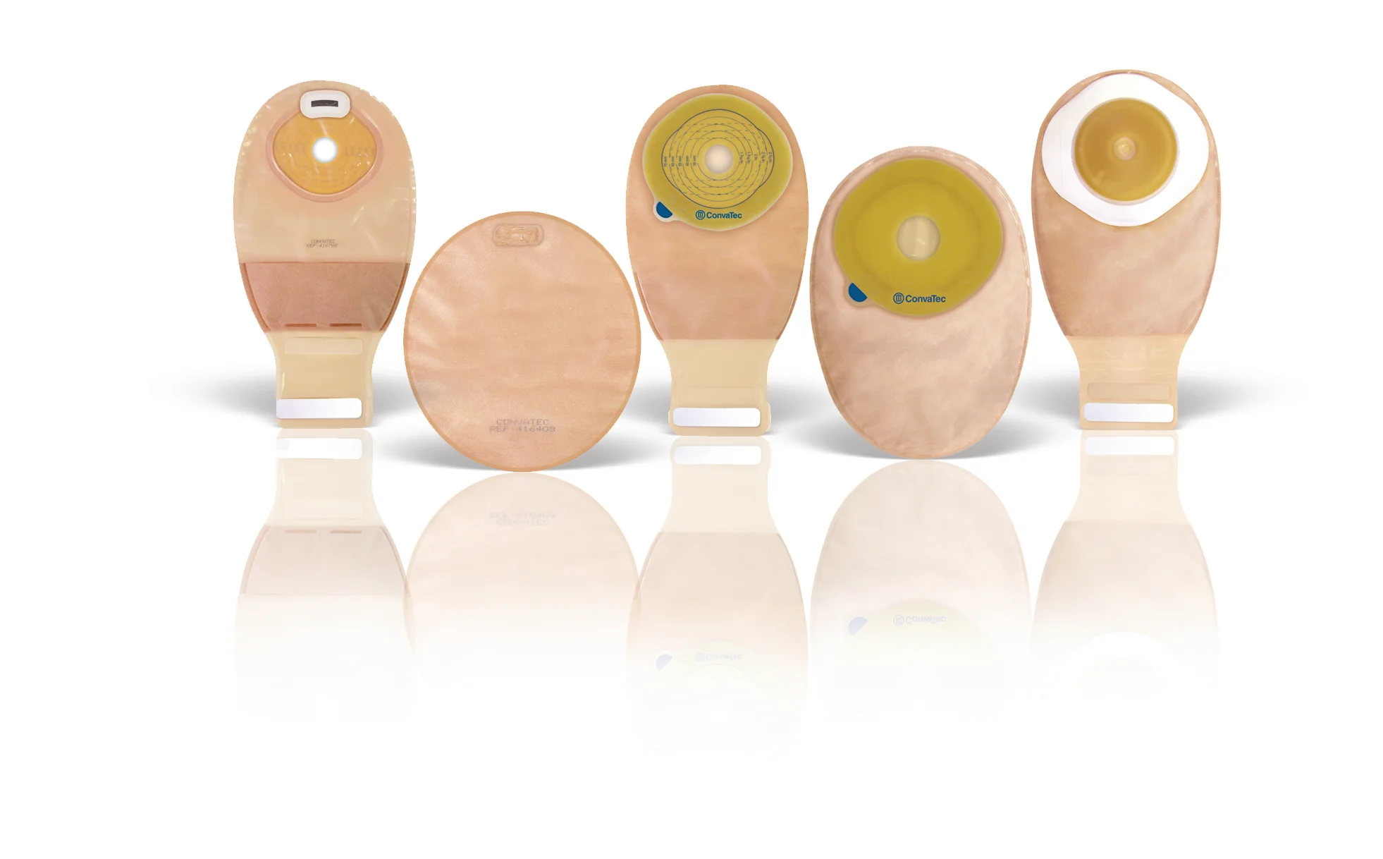 um grupo de objetos de ouro e prata