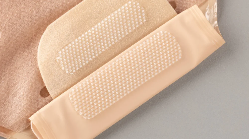 uma toalha branca e bronzeada