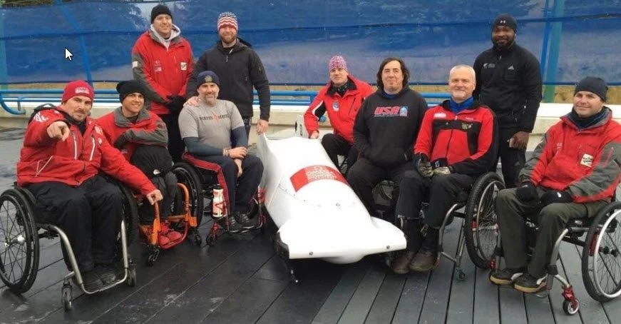 en gruppe mennesker i kørestole