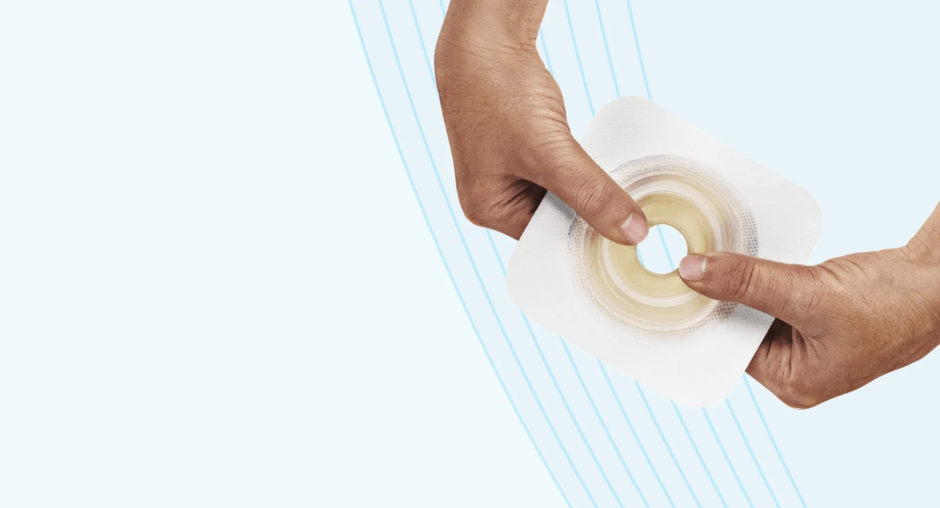 mãos segurando uma placa 