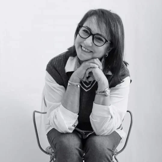 メガネをかけてネクタイを締めた女性