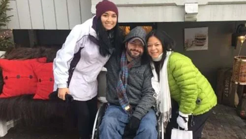 En gruppe mennesker, der poserer for kameraet