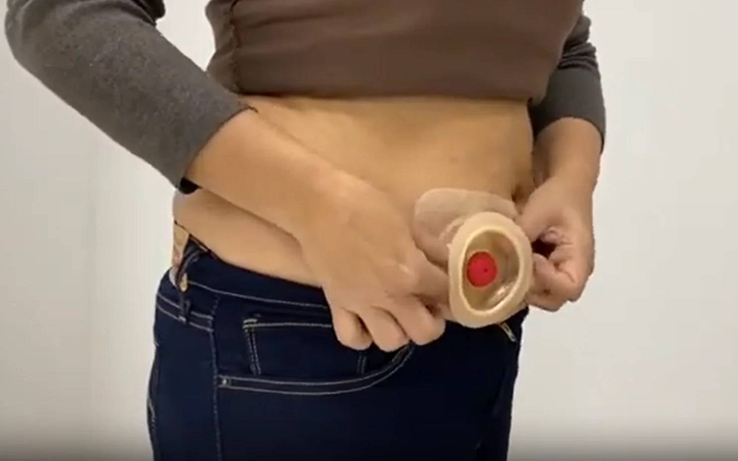 una persona sosteniendo un recipiente de plástico