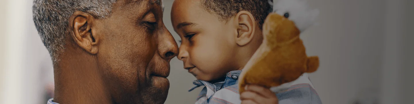 Mężczyzna trzymający dziecko