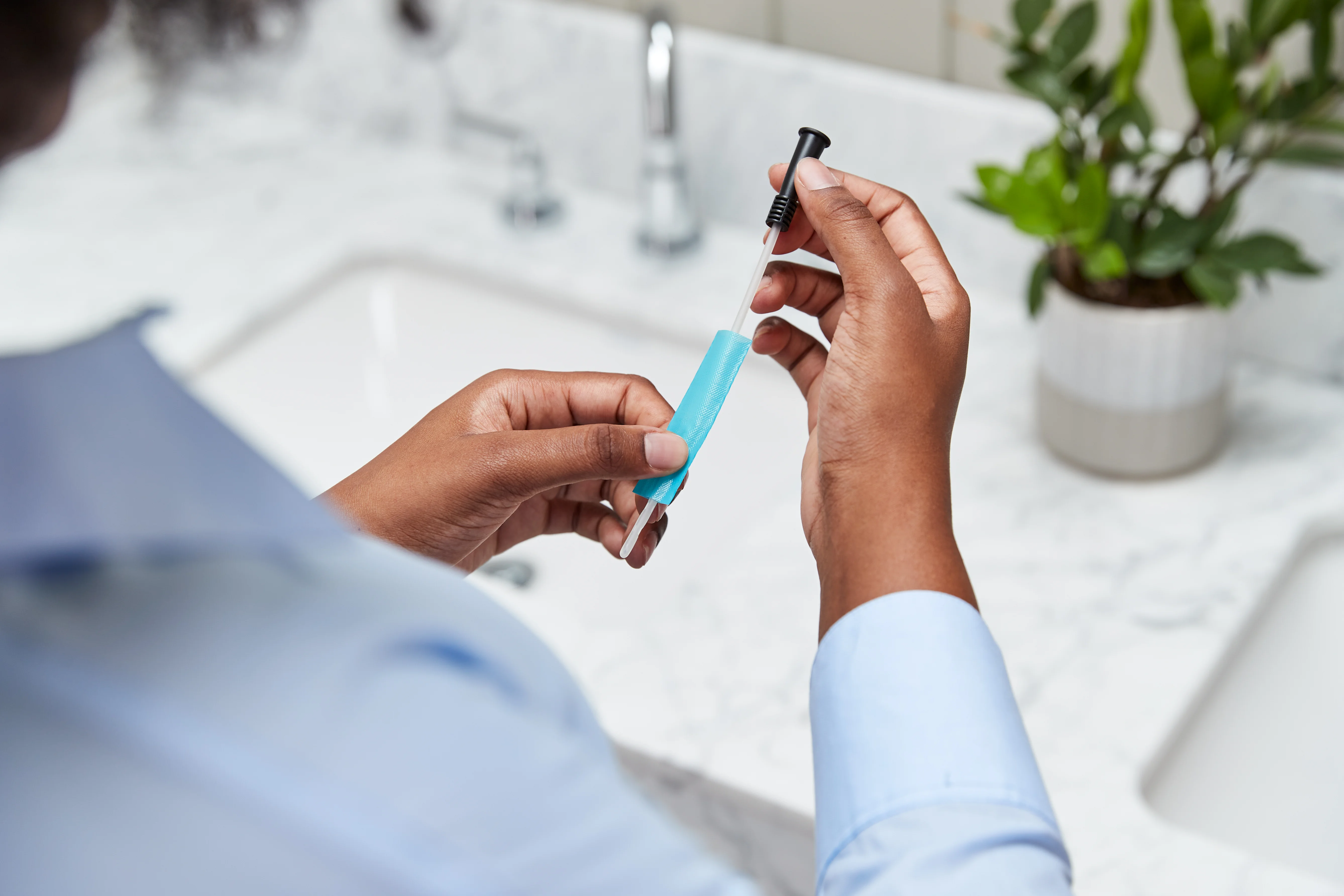 una persona che tiene in mano una penna